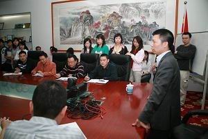 分時(shí)傳媒董事長(zhǎng)兼CEO聽(tīng)到四川地震的消息，夜不能寐，立即召開(kāi)動(dòng)員大會(huì)，號(hào)召全體員工為災(zāi)區(qū)捐款，并親自帶頭捐贈(zèng)了50萬(wàn)人民幣。在何總的帶領(lǐng)了，全公司上下都紛紛解囊，經(jīng)統(tǒng)計(jì)核實(shí)，無(wú)一人未捐。