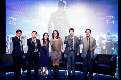 酩悅軒尼詩帝亞吉?dú)W市場董事 MarkEdwards、尊尼獲加品牌總監(jiān)符秀婷女士、李小龍之女Shannon Lee（李香凝）、資深媒體人陳朝華、經(jīng)濟(jì)學(xué)家郭士英以及戰(zhàn)略學(xué)教授滕斌圣合影